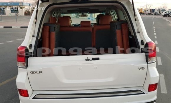Buy Import Toyota Land Cruiser White Car in Import - Dubai in Enga Buy Import Toyota Land Cruiser White Car in Import - Dubai in Enga