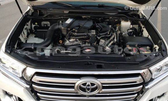Buy Import Toyota Land Cruiser White Car in Import - Dubai in Enga Buy Import Toyota Land Cruiser White Car in Import - Dubai in Enga