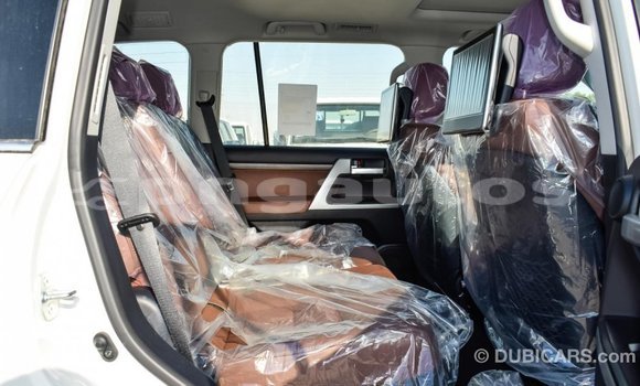 Acheter Import Voiture Toyota Land Cruiser Blanc à Import - Dubai, Enga Acheter Import Voiture Toyota Land Cruiser Blanc à Import - Dubai, Enga