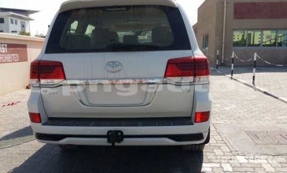Buy Import Toyota Land Cruiser White Car in Import - Dubai in Enga Buy Import Toyota Land Cruiser White Car in Import - Dubai in Enga