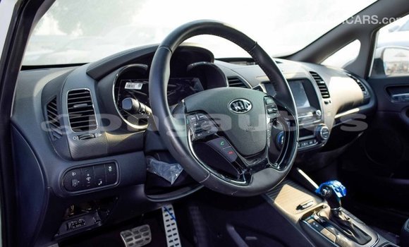 Acheter Import Voiture Kia Cerato Blanc à Import - Dubai, Enga Acheter Import Voiture Kia Cerato Blanc à Import - Dubai, Enga
