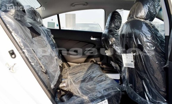 Acheter Import Voiture Kia Cerato Blanc à Import - Dubai, Enga Acheter Import Voiture Kia Cerato Blanc à Import - Dubai, Enga