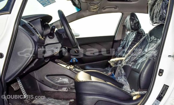 Acheter Import Voiture Kia Cerato Blanc à Import - Dubai, Enga Acheter Import Voiture Kia Cerato Blanc à Import - Dubai, Enga