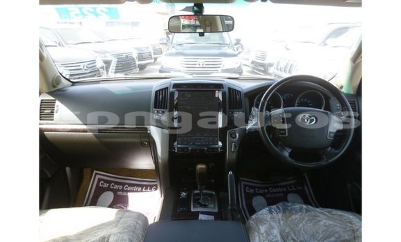 Buy Import Toyota Land Cruiser White Car in Import - Dubai in Enga Buy Import Toyota Land Cruiser White Car in Import - Dubai in Enga