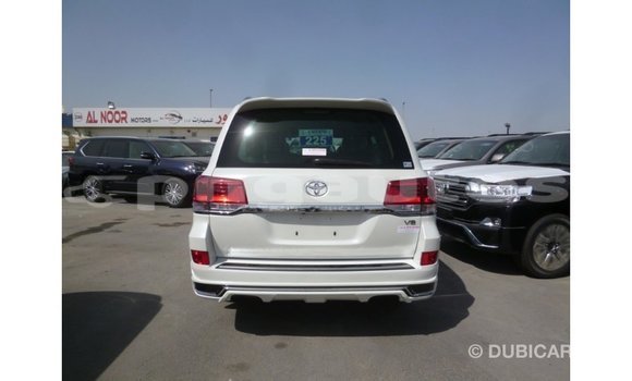 Buy Import Toyota Land Cruiser White Car in Import - Dubai in Enga Buy Import Toyota Land Cruiser White Car in Import - Dubai in Enga