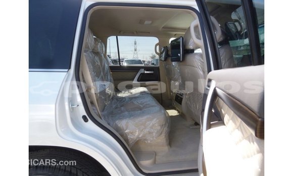 Buy Import Toyota Land Cruiser White Car in Import - Dubai in Enga Buy Import Toyota Land Cruiser White Car in Import - Dubai in Enga