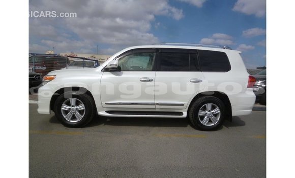 Buy Import Toyota Land Cruiser White Car in Import - Dubai in Enga Buy Import Toyota Land Cruiser White Car in Import - Dubai in Enga