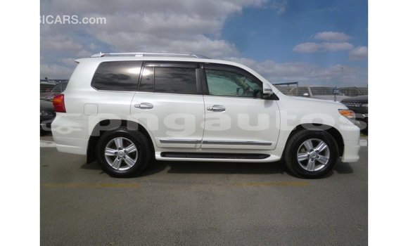 Buy Import Toyota Land Cruiser White Car in Import - Dubai in Enga Buy Import Toyota Land Cruiser White Car in Import - Dubai in Enga