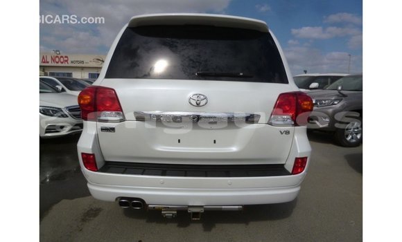 Buy Import Toyota Land Cruiser White Car in Import - Dubai in Enga Buy Import Toyota Land Cruiser White Car in Import - Dubai in Enga