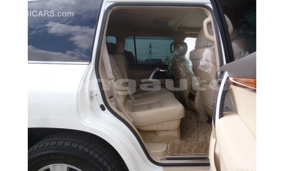 Buy Import Toyota Land Cruiser White Car in Import - Dubai in Enga Buy Import Toyota Land Cruiser White Car in Import - Dubai in Enga
