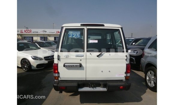 Buy Import Toyota Land Cruiser White Car in Import - Dubai in Enga Buy Import Toyota Land Cruiser White Car in Import - Dubai in Enga