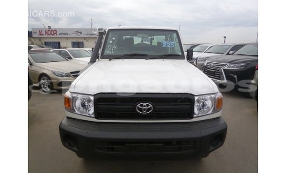 Buy Import Toyota Land Cruiser White Car in Import - Dubai in Enga Buy Import Toyota Land Cruiser White Car in Import - Dubai in Enga