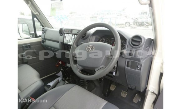 Buy Import Toyota Land Cruiser White Car in Import - Dubai in Enga Buy Import Toyota Land Cruiser White Car in Import - Dubai in Enga