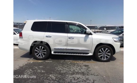 Buy Import Toyota Land Cruiser White Car in Import - Dubai in Enga Buy Import Toyota Land Cruiser White Car in Import - Dubai in Enga