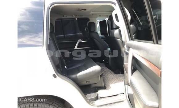Buy Import Toyota Land Cruiser White Car in Import - Dubai in Enga Buy Import Toyota Land Cruiser White Car in Import - Dubai in Enga