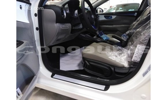 Acheter Import Voiture Kia Cerato Blanc à Import - Dubai, Enga Acheter Import Voiture Kia Cerato Blanc à Import - Dubai, Enga