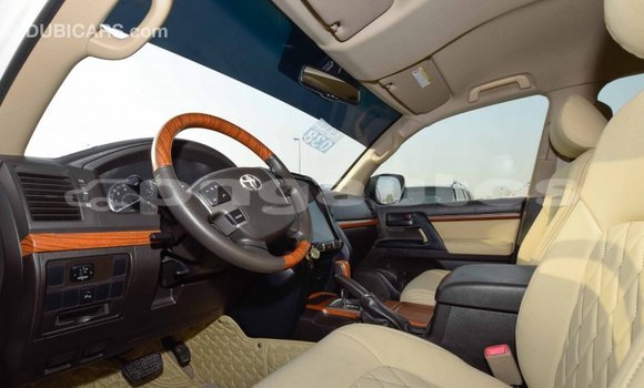 Buy Import Toyota Land Cruiser White Car in Import - Dubai in Enga Buy Import Toyota Land Cruiser White Car in Import - Dubai in Enga