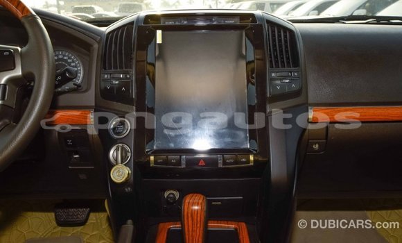 Buy Import Toyota Land Cruiser White Car in Import - Dubai in Enga Buy Import Toyota Land Cruiser White Car in Import - Dubai in Enga