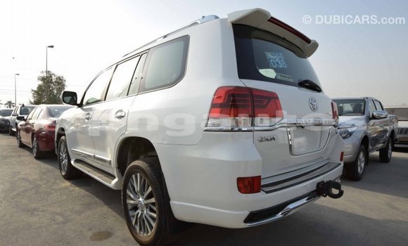 Buy Import Toyota Land Cruiser White Car in Import - Dubai in Enga Buy Import Toyota Land Cruiser White Car in Import - Dubai in Enga