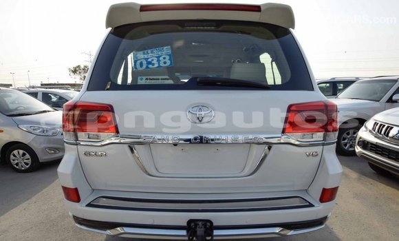 Buy Import Toyota Land Cruiser White Car in Import - Dubai in Enga Buy Import Toyota Land Cruiser White Car in Import - Dubai in Enga