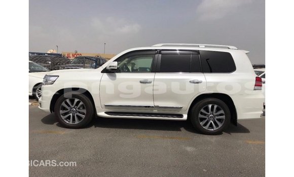 Buy Import Toyota Land Cruiser White Car in Import - Dubai in Enga Buy Import Toyota Land Cruiser White Car in Import - Dubai in Enga