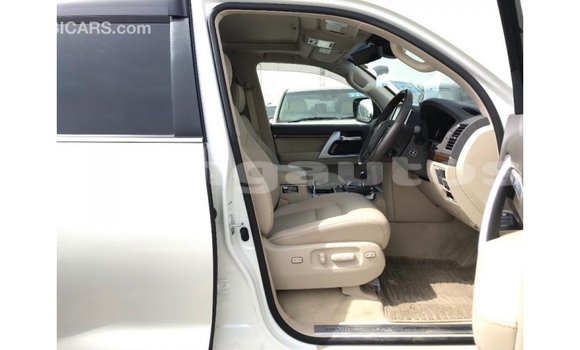 Buy Import Toyota Land Cruiser White Car in Import - Dubai in Enga Buy Import Toyota Land Cruiser White Car in Import - Dubai in Enga