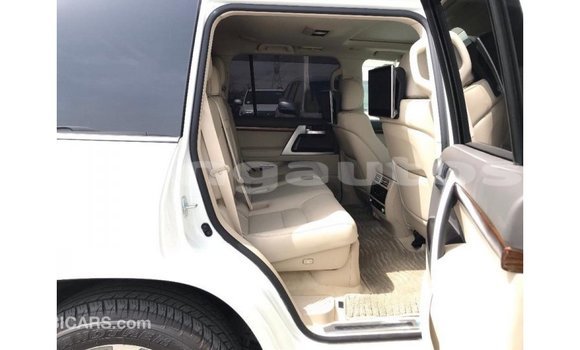 Buy Import Toyota Land Cruiser White Car in Import - Dubai in Enga Buy Import Toyota Land Cruiser White Car in Import - Dubai in Enga