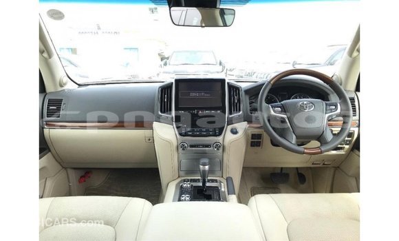 Buy Import Toyota Land Cruiser White Car in Import - Dubai in Enga Buy Import Toyota Land Cruiser White Car in Import - Dubai in Enga