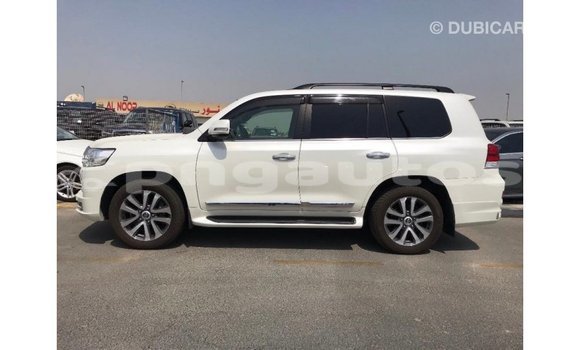 Buy Import Toyota Land Cruiser White Car in Import - Dubai in Enga Buy Import Toyota Land Cruiser White Car in Import - Dubai in Enga
