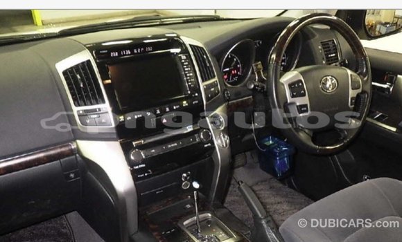 Buy Import Toyota Land Cruiser White Car in Import - Dubai in Enga Buy Import Toyota Land Cruiser White Car in Import - Dubai in Enga