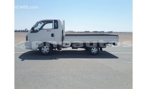 Buy Import Kia Carens White Car in Import - Dubai in Enga Buy Import Kia Carens White Car in Import - Dubai in Enga