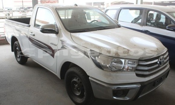 Acheter Import Voiture Toyota Hilux Blanc à Import - Dubai, Enga Acheter Import Voiture Toyota Hilux Blanc à Import - Dubai, Enga