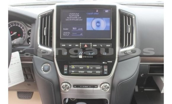 Buy Import Toyota Land Cruiser White Car in Import - Dubai in Enga Buy Import Toyota Land Cruiser White Car in Import - Dubai in Enga