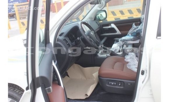 Buy Import Toyota Land Cruiser White Car in Import - Dubai in Enga Buy Import Toyota Land Cruiser White Car in Import - Dubai in Enga