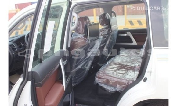 Buy Import Toyota Land Cruiser White Car in Import - Dubai in Enga Buy Import Toyota Land Cruiser White Car in Import - Dubai in Enga