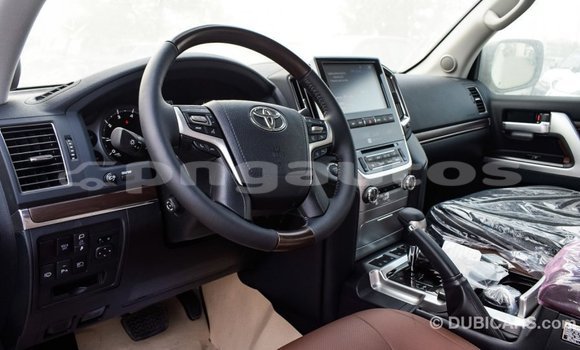 Buy Import Toyota Land Cruiser White Car in Import - Dubai in Enga Buy Import Toyota Land Cruiser White Car in Import - Dubai in Enga