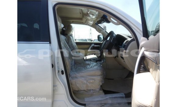 Buy Import Toyota Land Cruiser White Car in Import - Dubai in Enga Buy Import Toyota Land Cruiser White Car in Import - Dubai in Enga