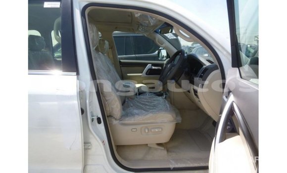 Buy Import Toyota Land Cruiser White Car in Import - Dubai in Enga Buy Import Toyota Land Cruiser White Car in Import - Dubai in Enga