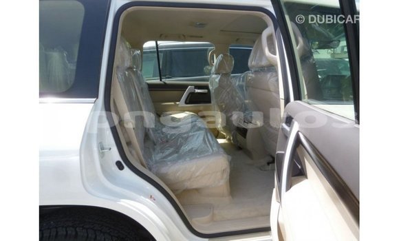 Buy Import Toyota Land Cruiser White Car in Import - Dubai in Enga Buy Import Toyota Land Cruiser White Car in Import - Dubai in Enga