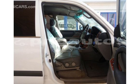 Buy Import Toyota Land Cruiser White Car in Import - Dubai in Enga Buy Import Toyota Land Cruiser White Car in Import - Dubai in Enga