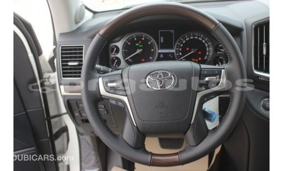 Buy Import Toyota Land Cruiser White Car in Import - Dubai in Enga Buy Import Toyota Land Cruiser White Car in Import - Dubai in Enga