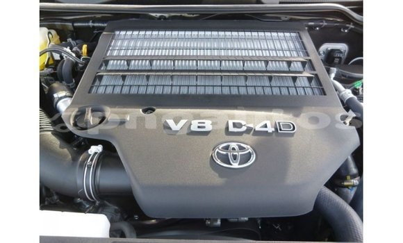 Buy Import Toyota Land Cruiser White Car in Import - Dubai in Enga Buy Import Toyota Land Cruiser White Car in Import - Dubai in Enga