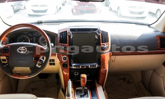 Buy Import Toyota Land Cruiser White Car in Import - Dubai in Enga Buy Import Toyota Land Cruiser White Car in Import - Dubai in Enga