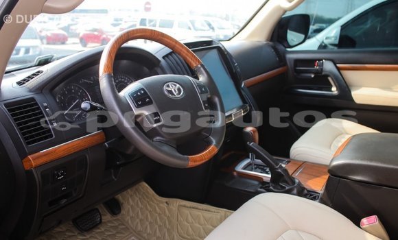 Buy Import Toyota Land Cruiser White Car in Import - Dubai in Enga Buy Import Toyota Land Cruiser White Car in Import - Dubai in Enga