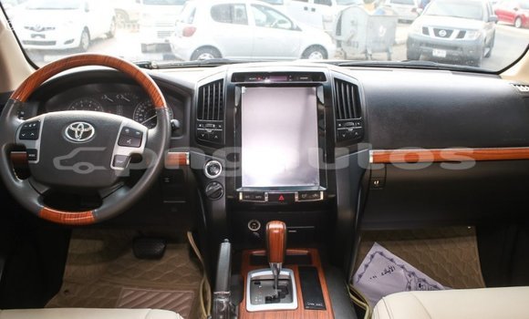 Buy Import Toyota Land Cruiser White Car in Import - Dubai in Enga Buy Import Toyota Land Cruiser White Car in Import - Dubai in Enga