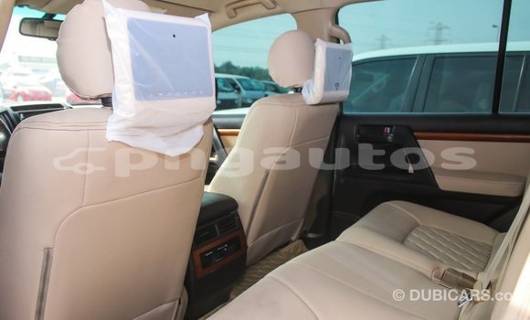 Buy Import Toyota Land Cruiser White Car in Import - Dubai in Enga Buy Import Toyota Land Cruiser White Car in Import - Dubai in Enga