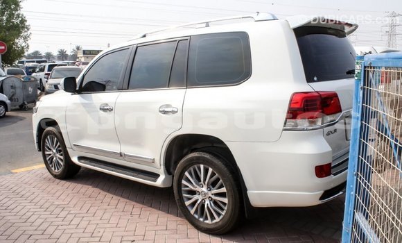 Buy Import Toyota Land Cruiser White Car in Import - Dubai in Enga Buy Import Toyota Land Cruiser White Car in Import - Dubai in Enga