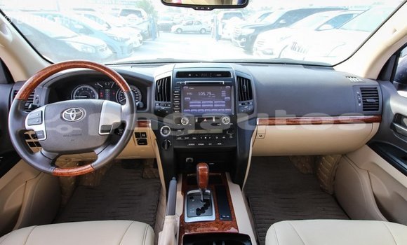 Buy Import Toyota Land Cruiser White Car in Import - Dubai in Enga Buy Import Toyota Land Cruiser White Car in Import - Dubai in Enga