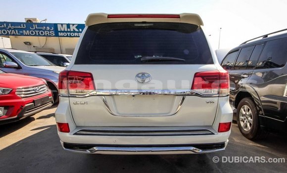 Buy Import Toyota Land Cruiser White Car in Import - Dubai in Enga Buy Import Toyota Land Cruiser White Car in Import - Dubai in Enga