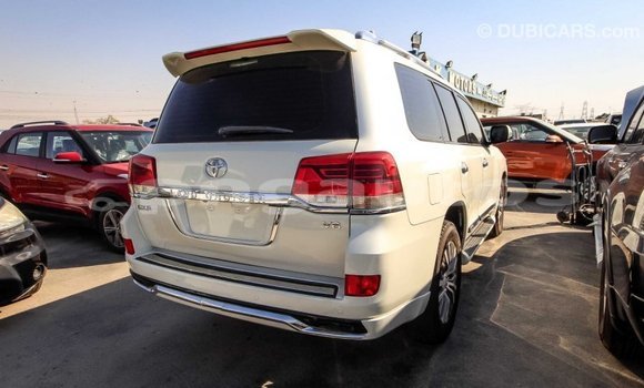 Buy Import Toyota Land Cruiser White Car in Import - Dubai in Enga Buy Import Toyota Land Cruiser White Car in Import - Dubai in Enga